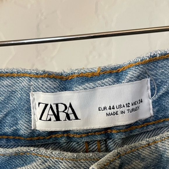 Zara|Women’s distressed light wash jeans in high rise, size 12,Closet staple🫶🏻 - Picture 6 of 11